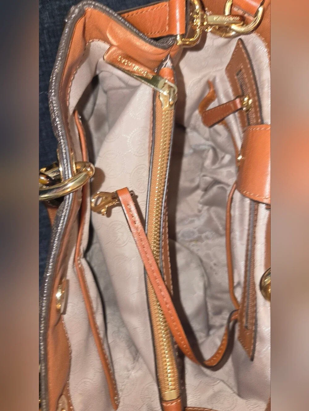 ✨ Gorgeous Michael Kors Cynthia Medium Satchel ✨